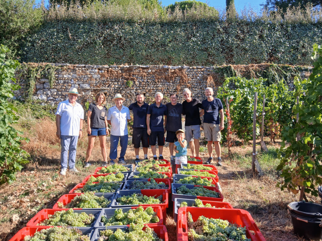 Vendangeurs de la vigne pédagogique de Saint-Péray devant les caisses de récolte 2026